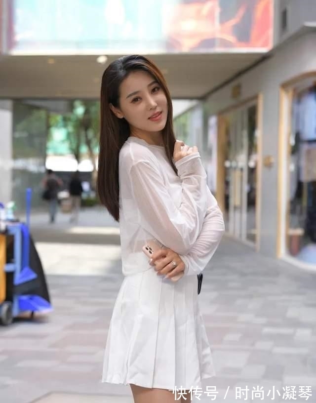 甜美感 长袖时尚文化衫,搭配白色百褶裙,展现出青春可爱的甜美感