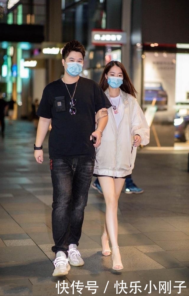 时尚穿搭，修长的双腿用一款杏色高跟来增腿长，真抢眼