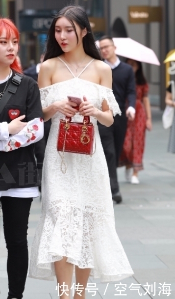 街拍美女,身材性感,颜值高,裙子好有特点