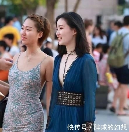 位小姐姐|街拍小姐姐一袭吊带薄纱裙,秀出优雅高贵的气质