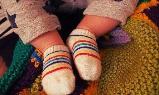 宝妈|宝宝总是喜欢扯袜子,那是你不知道娃的小心思,家长可别急着阻止