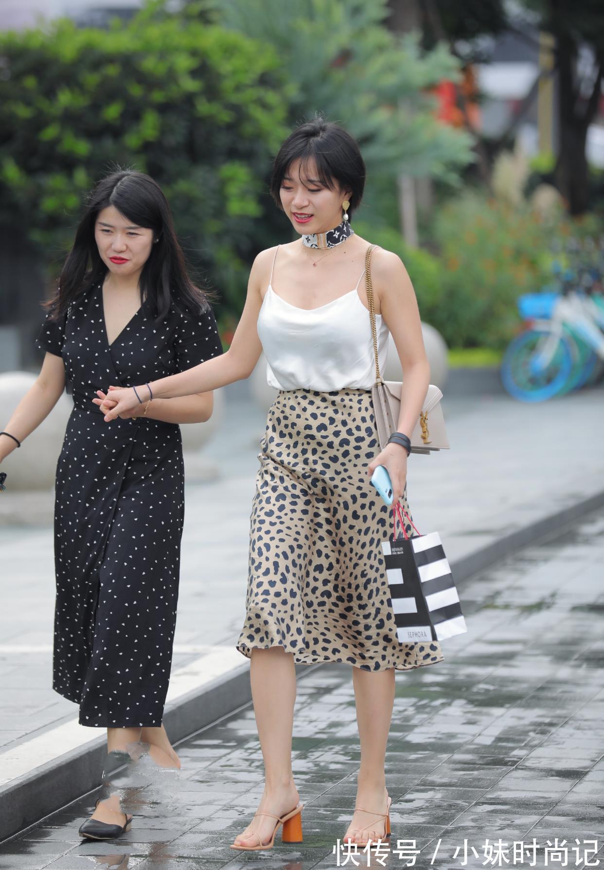 白色 时尚穿搭:白色吊带上衣搭配豹纹裙