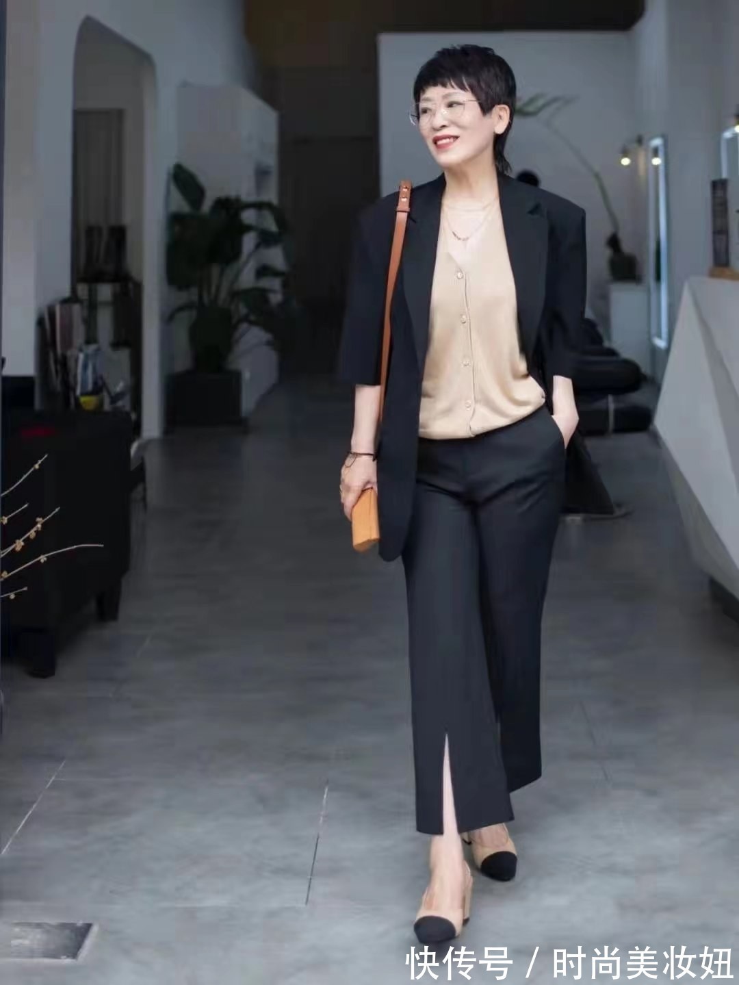 高领|五六十岁的女人,尽量别穿连衣裙,多穿“9分裤”,洋气又减龄