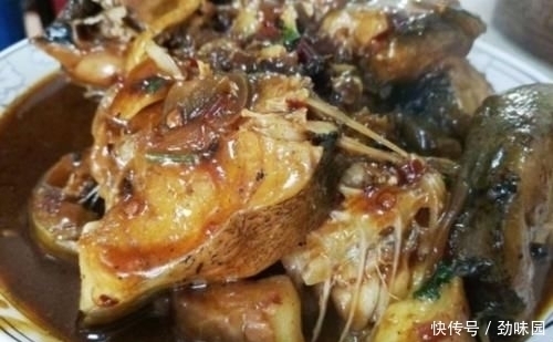 南方人在东北饭馆吃饭,刚开始嫌菜少,端上来后感觉头大了