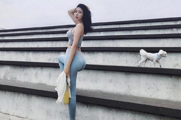 楚楚动人 楚楚动人的打底裤小姐姐,整体搭配显得潮范十足,尽显高挑身形