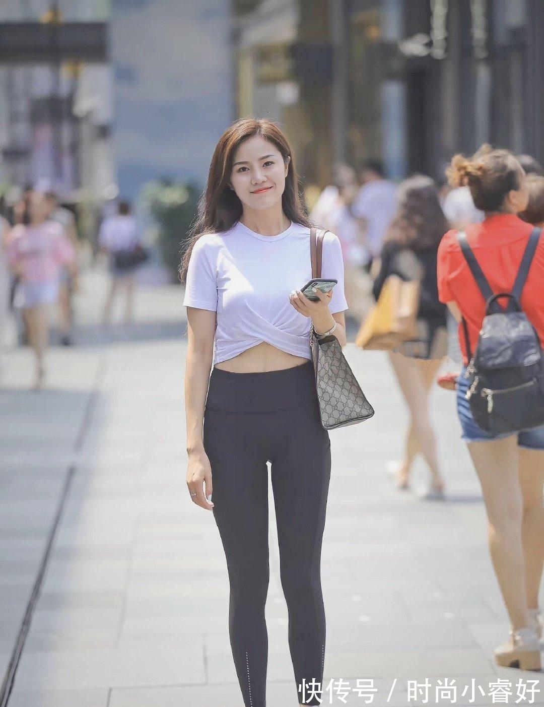 健身裤 姐姐出门穿得挺随性,一件健身裤穿出元气感,状态真的好