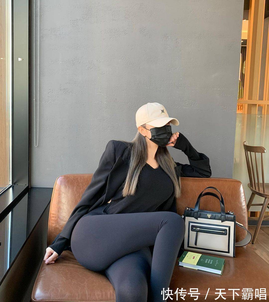 骑自行车 冬春时节,运动打底裤要怎么搭配,看小姐姐的穿搭既时尚又柔美