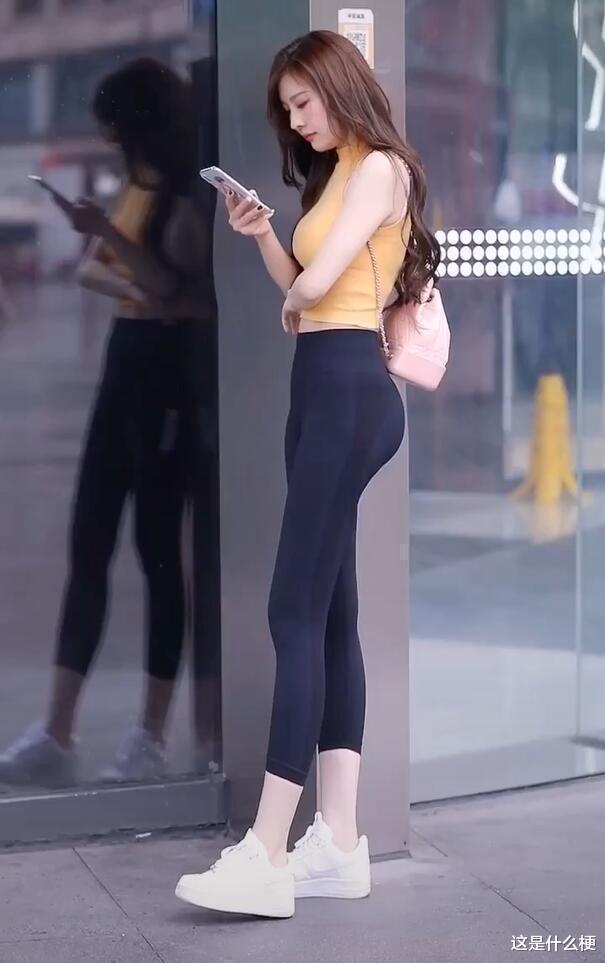瑜伽裤|妹子喜欢运动,瑜伽裤外穿,将紧身的美进行到底