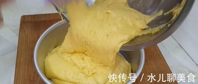 玉米面又出新吃法，教你简单一做，做法比面包简单，比蛋糕都好吃