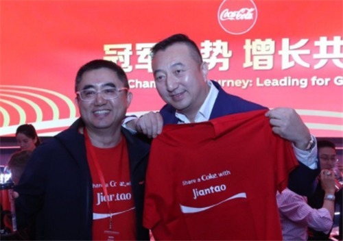 詹姆斯|40年前,在长城上第一个喝可乐的中国男孩,现如今怎样了