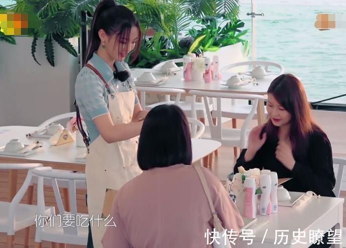 楊超越端起砂鍋準備上菜，劉宇寧發現卻立馬阻止，隨后做法太圈粉