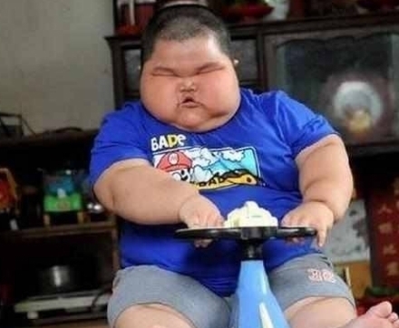 小男孩|只因常吃这东西男童3岁胖成150斤,家长说已经成瘾戒不掉了!