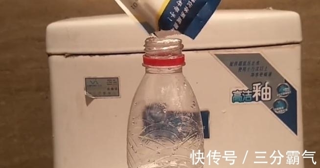 只用一个塑料瓶，马桶一辈子都不臭也不脏，赶紧在家试一试