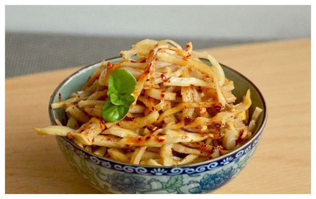 其貌不扬的芥菜疙瘩,只需撒上盐和五香粉,其它的就交给时间了!