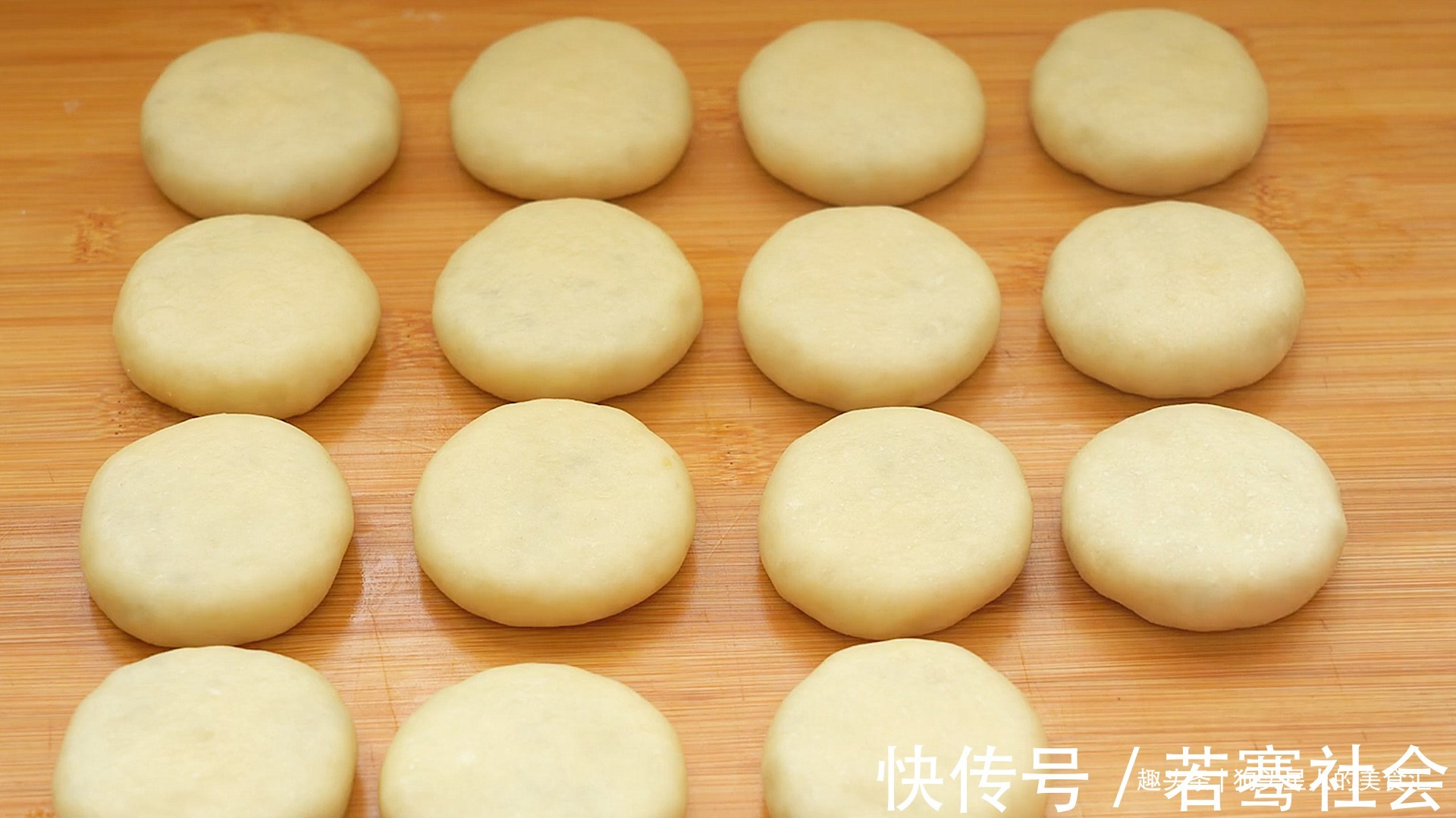 绿豆|自制绿豆饼，不用酥皮不用烤箱，皮薄馅大，清甜不油腻，太香了