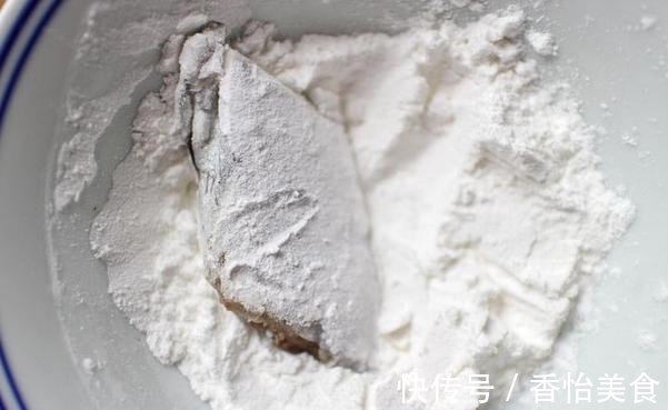 油炸|油煎带鱼用淀粉还是面粉？想要外酥里嫩就用它，颜值高又香喷喷