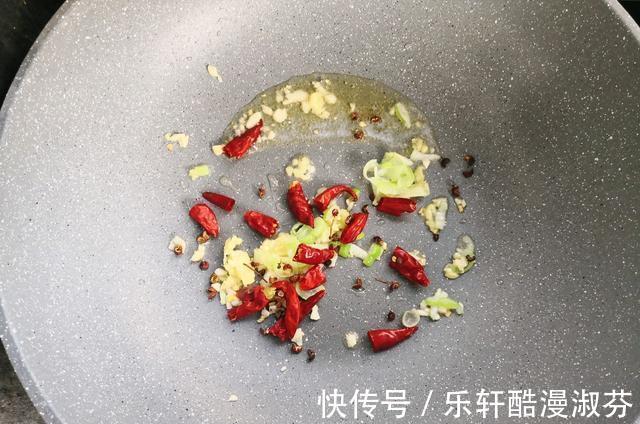 水煮肉片|水煮肉片的家常做法，做好之后肉片滑嫩，下饭又解馋