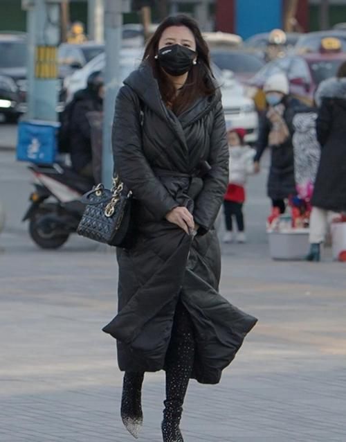 寒冷的冬天羽绒服是女生必备服装，款式颜色如何选？身材气质很重要