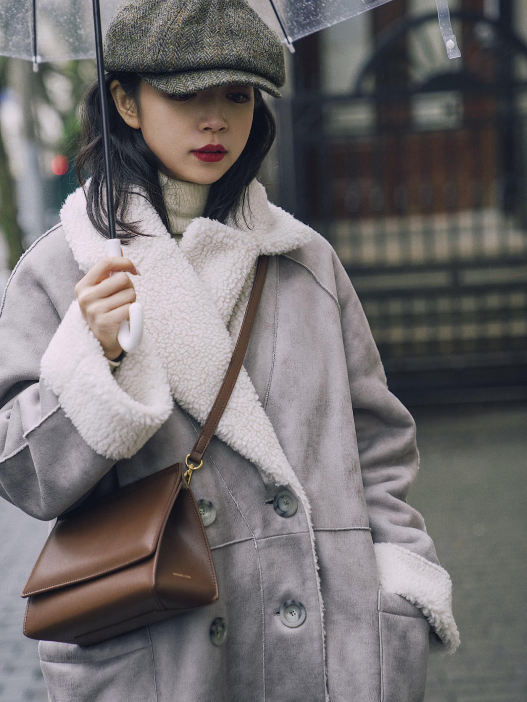 质地 “皮毛一体外套”又火了,这几种搭配保暖又帅气,普通人也能驾驭