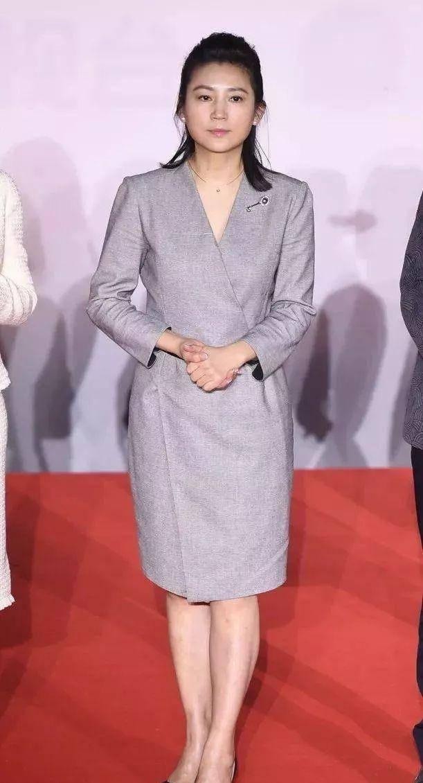 王小丫的这造型绝了,穿波点印花连衣裙搭配丝巾,更显得时尚