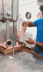 |搞笑GIF:兄弟,你的三蹦子为什么这么优秀?这走位不错啊