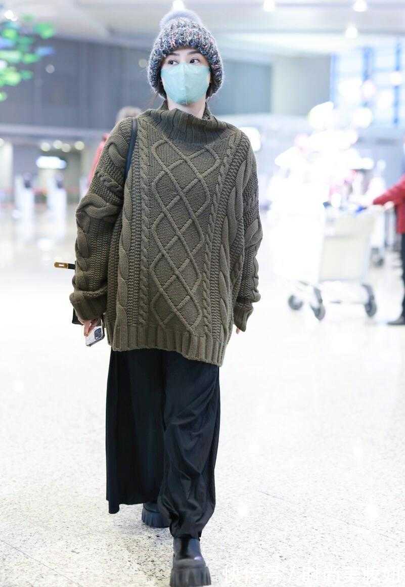 阔腿裤 真替阿娇捏把汗!宽松毛衣配阔腿裤走机场,穿成1米5小个子