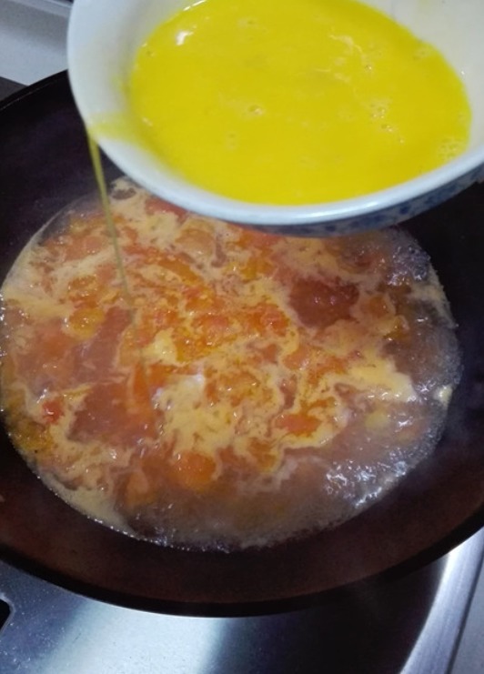 做蛋花汤,蛋液下锅前先做一步,蛋花均匀细腻,香浓又粘稠,好喝