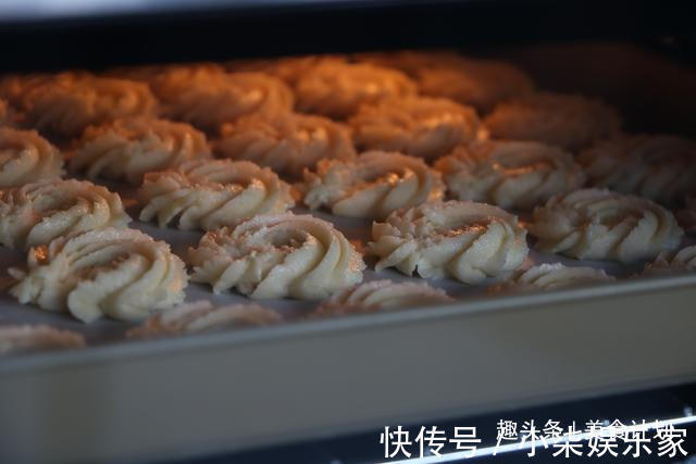 简单几步，教你在家做曲奇饼干，又酥又脆比买的好吃，特别解馋