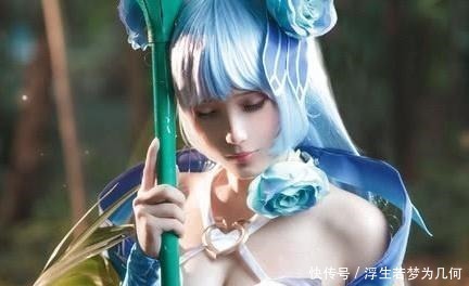 小姐姐|美女深山cos公孙离, 以为四周无人, 叉腿坐石礁上, 画面太美！