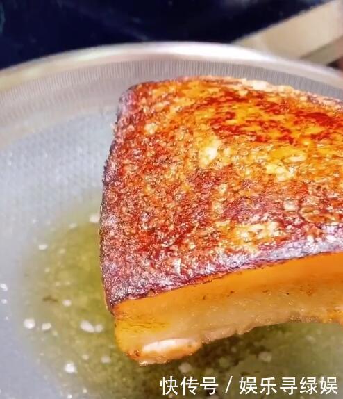 农村厨师告诉你梅菜扣肉的正宗做法，肥而不腻，比饭店的好吃10倍