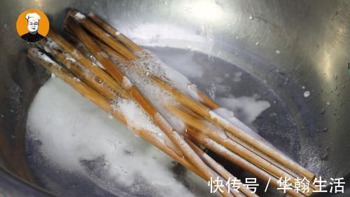 水煮|家里的旧筷子,用水煮已经没用了,老刘教你一招,不发黑不发霉