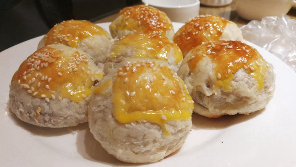 新疆酥皮烤包子，外皮酥脆味道鲜美，咬一口满满都是肉，太攒劲了