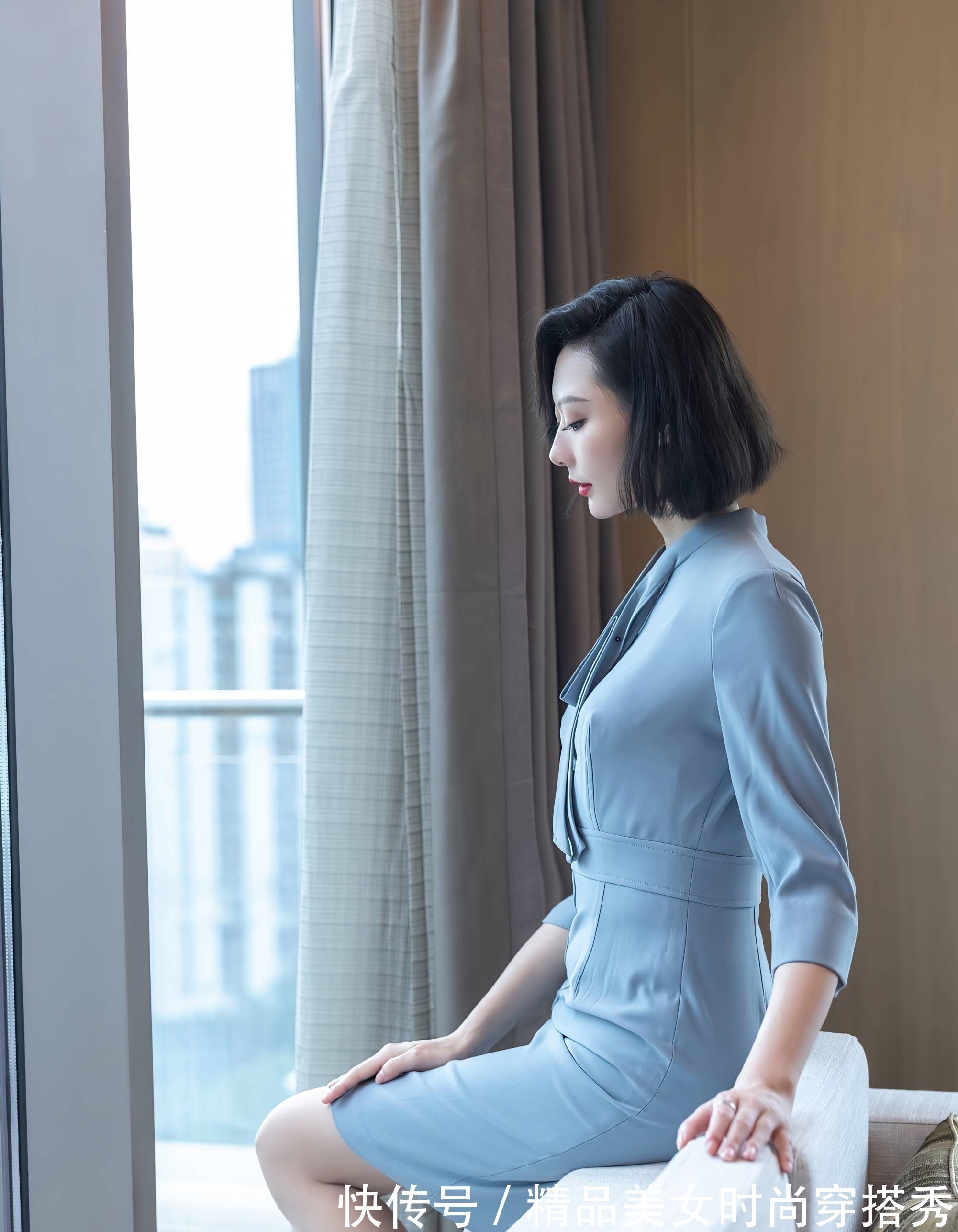 职场 职场穿搭:蓝色连衣裙搭配格子高跟鞋,沉稳又不失女性优雅