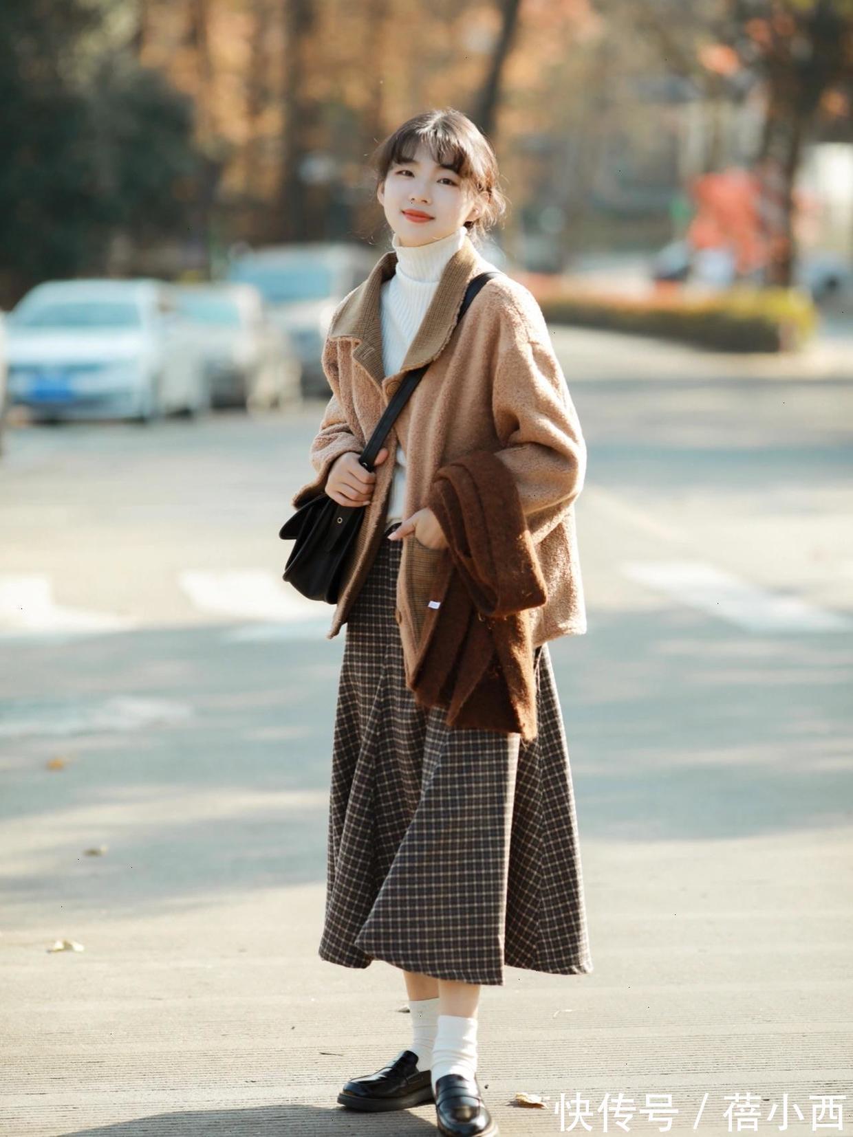 羊羔毛外套 怕冷的女生建议多穿羊羔毛外套,搭配半身裙洋气,搭配牛仔裤时髦