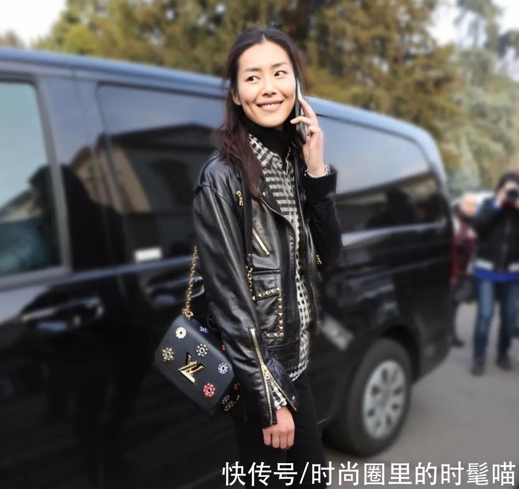 时尚感 秋季穿搭学刘雯，牛仔马甲叠搭衬衫蕾丝裙，简约时尚也气质优雅