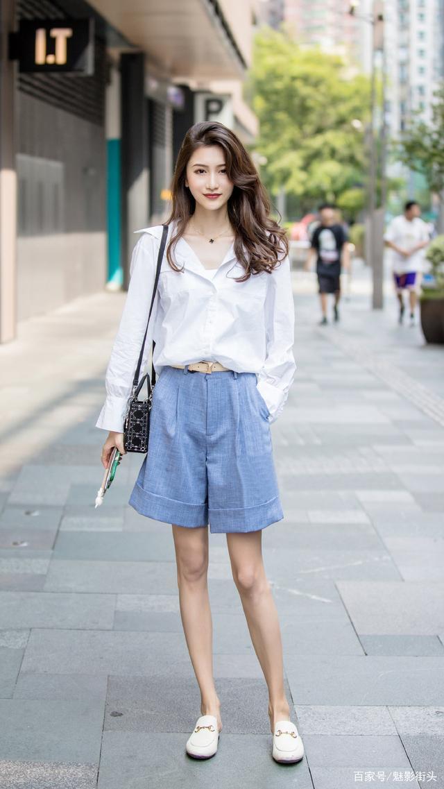 穿短裤的季节，美女选择时尚的五分短裤，穿出清凉感和档次感