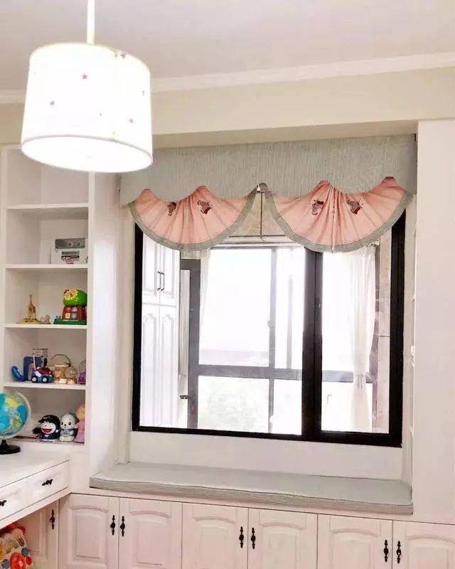 卧室|卧室飘窗别再浪费了，现在流行这样装，能顶上一个大衣柜