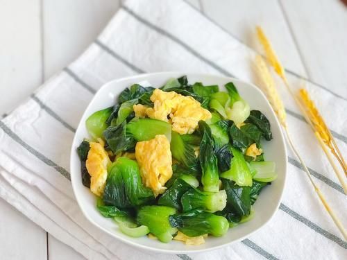 炒鸡蛋|健康的家常小炒:油菜炒鸡蛋,营养好吸收,黄绿相间看着就有食欲