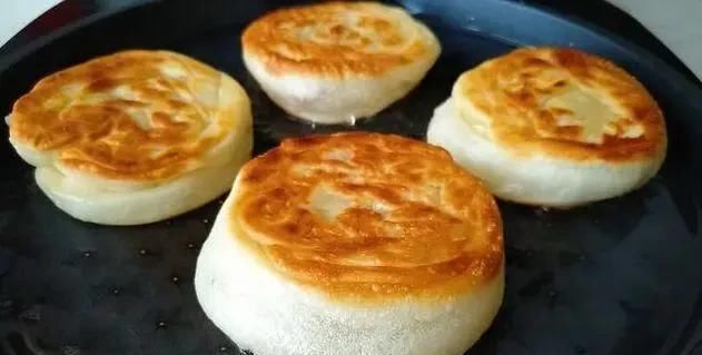 懒人早餐饼,手不沾面,一搅一卷下锅煎,松软又筋道,比油条好吃