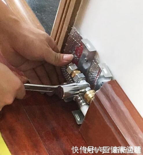 暖气片|地暖已经过时了，现在流行装这种新型地暖，暖和又美观！