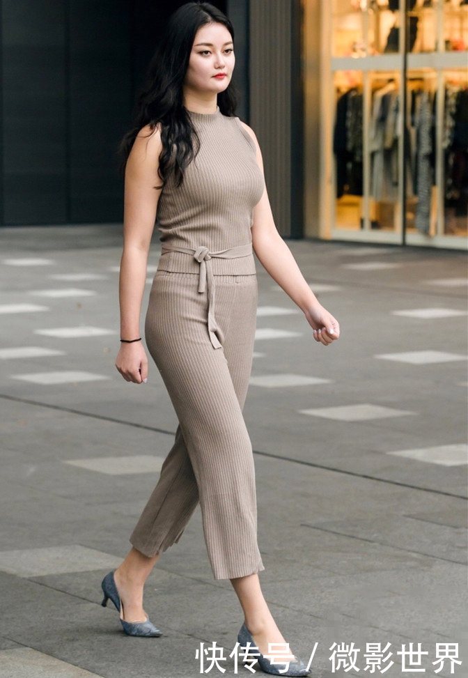 极具设计感的阔腿裤，满足了美女们对裤子出彩的要求