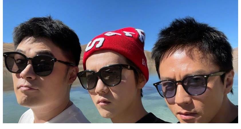 邓超鹿晗先后晒出球场自拍照,“父子”俩越长越像