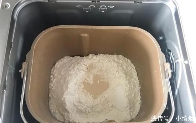 面粉|日式香芋饼,蒸完揉成泥,裹上面粉压成型,还用得着去买?
