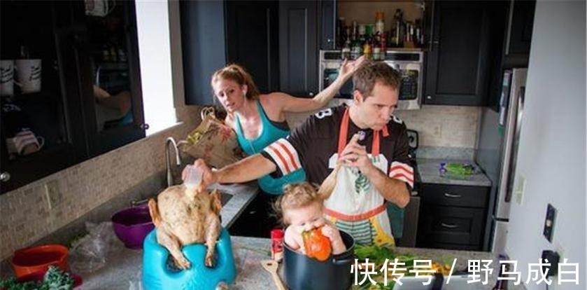 十万个为什么|妈妈提醒娃穿雨衣下台阶要提一下,随后萌娃的举动,让人笑翻了