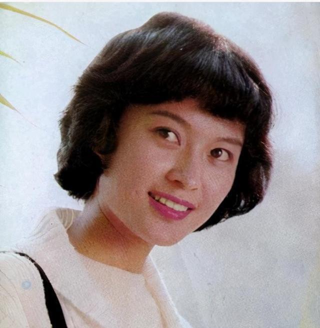 晚年|方舒含泪与白发母亲和解,两个女儿撑起她的晚年