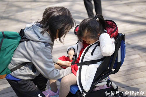 妹妹|二胎年龄差14岁是啥体验?送妹妹上学,哥哥努力扮嫩生怕被误会