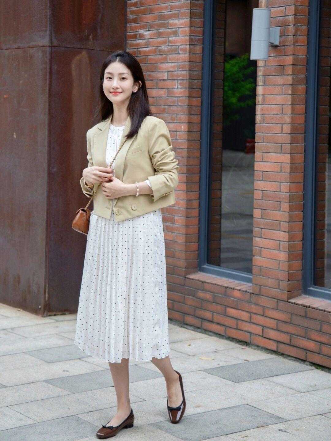 连衣裙|气质女人从不乱穿衣,波点连衣裙搭配西装知性干练,优雅温柔