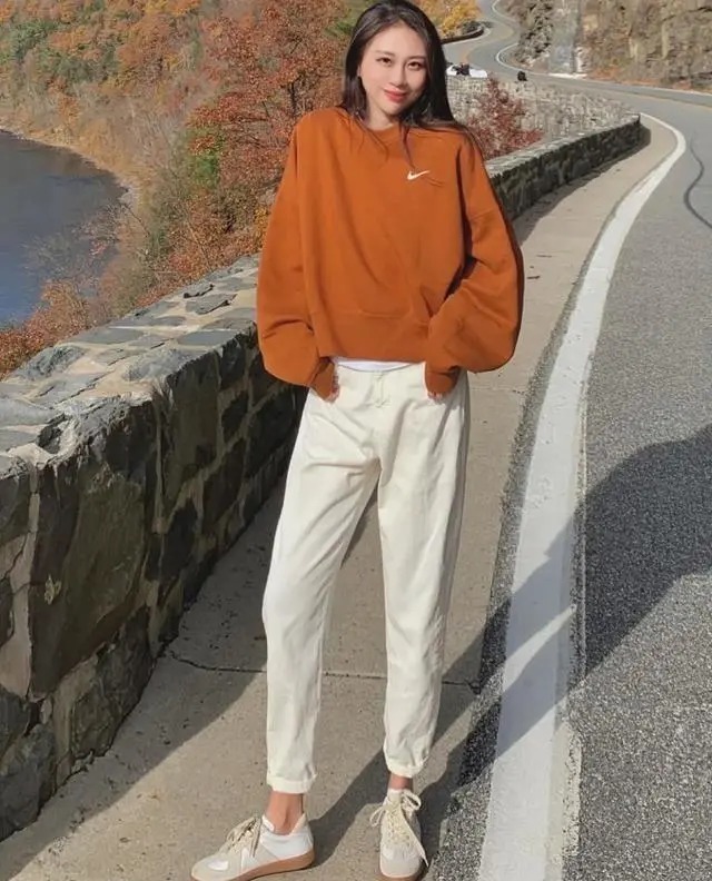 最近流行一种显高穿搭,叫“短卫衣+高腰裤”,小个子照着穿就对