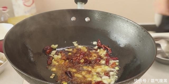 入少许|麻辣鸭血怎样做才好吃?学会这一招,鲜香滑嫩不破碎,麻辣鲜香