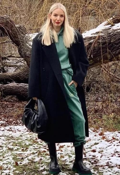 呢大衣不吃香了！今年流行穿“羊绒大衣”，搭配这几条裤子最好看